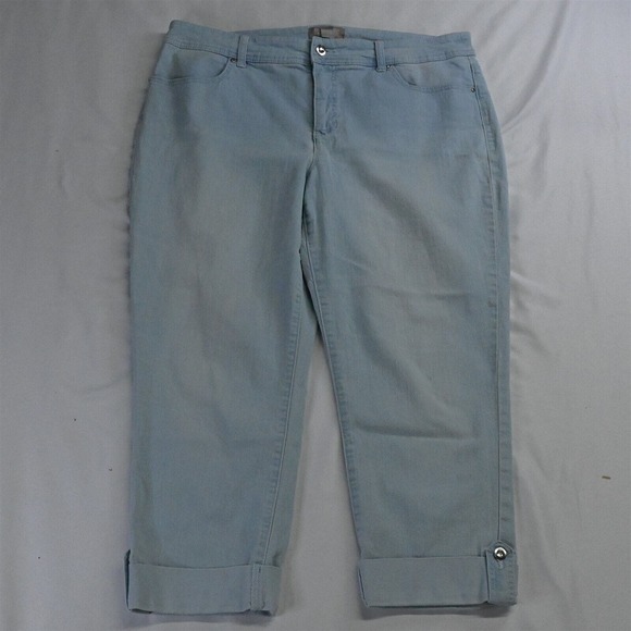 Fabulously Slimming Chico's 2 / 12 Crop Light Wash Stretch Denim Jeans - Picture 1 of 5